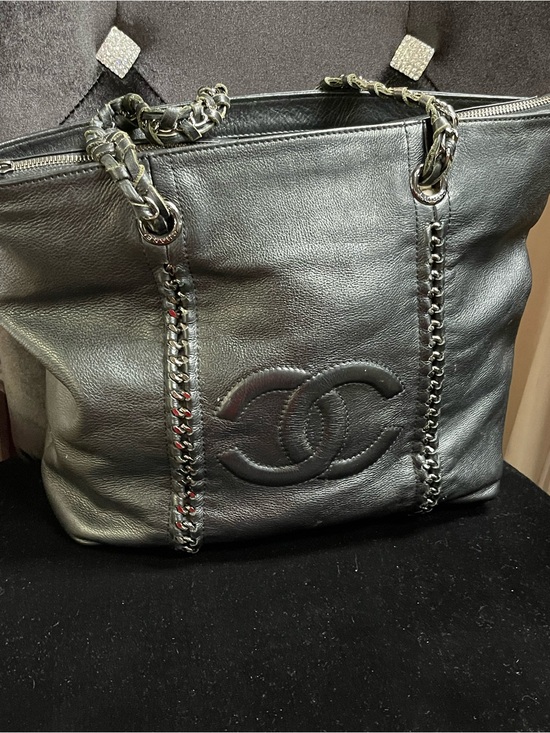 CHANEL Handbags - CHANEL Black Leather Quilted Chain-Handle Shoulder Bag